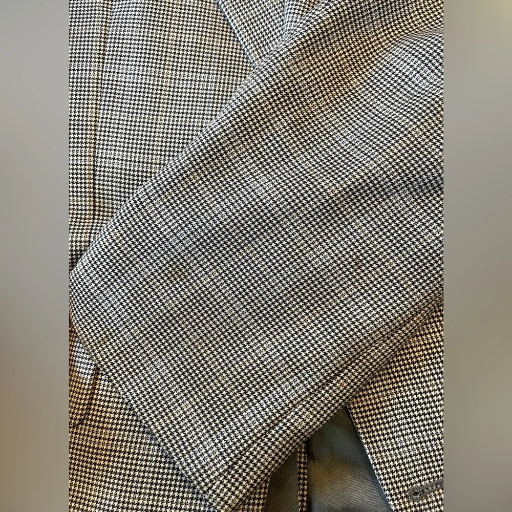 Burberry Black‎ & White Plaid, Lightweight, 100% Wool Sport Coat, Size 39S